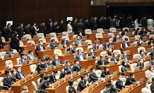 ▲ 15일 오후 서울 여의도 국회 본회의장에서 미래통합당 의원들이 불참한 가운데 법제사법위원회 등 6개 상임위원장 선출을 위한 선거가 진행되고 있다.<사진제공=뉴시스>