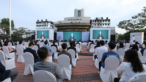 ▲ 15일 경기 파주시 오두산통일전망대에서 열린 6·15 남북공동선언 20주년 기념식에서 참석자들이 문재인 대통령의 축사 영상을 시청하고 있다. <사진=통일부 제공, 뉴시스>