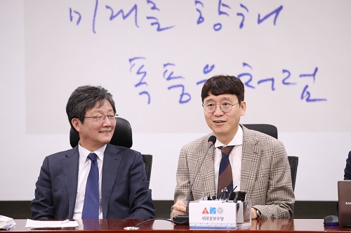 ▲ 김웅 미래통합당 의원(오른쪽). 사진은 지난 2월 4일 김웅 전 검사가 서울 여의도 국회 의원회관에서 열린 새로운보수당 영입인사 환영식에서 인사말을 하고 있는 모습. <사진제공=뉴시스>