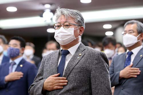 ▲ 조응천 더불어민주당 의원이 11일 오전 서울 여의도 국회에서 열린 일하는 국회를 위한 국회 개혁과제 토론회에서 국민의례를 하고 있다. <사진제공=뉴시스>