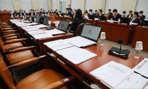 ▲ 미래통합당 의원들이 29일 서울 여의도 국회 국방위원회 전체회의에 불참해 자리가 비어 있다.<사진제공=뉴시스>