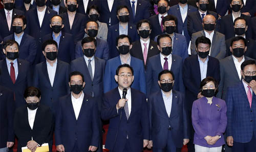 ▲ 주호영 미래통합당 원내대표가 29일 서울 여의도 국회 로텐더홀에서 당 의원들과 더불어민주당 규탄 발언을 하고 있다.<사진제공=뉴시스>