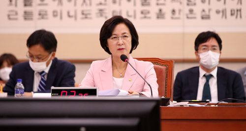 ▲ 추미애 법무부장관이 1일 오후 서울 여의도 국회에서 열린 법사위 전체회의에서 의원 질의에 답변하고 있다.<사진제공=뉴시스>
