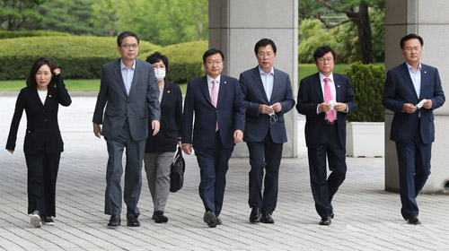 ▲ 미래통합당 전주혜(왼쪽부터), 곽상도, 조수진, 정점식, 이만희, 박형수, 유상범 의원이 추미애 법무부 장관, 정대협-정의연, 라임 관련 고발 및 대통령 고소 사건 등 수사를 촉구하기 위해 지난달 30일 서울 대검찰청으로 향하고 있다.<사진제공=뉴시스>