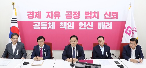 ▲ 주호영 미래통합당 원내대표가 1일 서울 여의도 국회에서 율사 출신 의원들과 회의 후 결과를 발표하고 있는 모습. <사진제공=뉴시스>