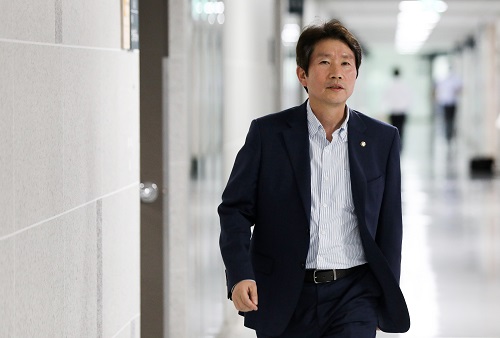 ▲ 통일부장관으로 내정된 이인영 더불어민주당 의원이 3일 오후 서율 여의도 국회에서 입장을 발표하기 위해 이동하고 있다. <사진제공=뉴시스>
