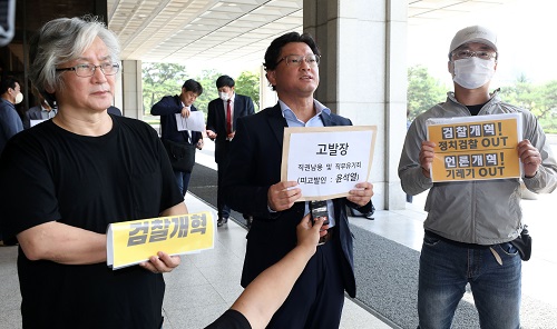 ▲ 사법정의 바로세우기 시민행동 김한메(가운데) 공동대표 등이 9일 오전 서울 서초구 서울중앙지검에서 윤석열 검찰총장의 직권남용 및 직무유기죄 관련 고발장을 접수하기 앞서 입장을 밝히고 있다. <사진제공=뉴시스>