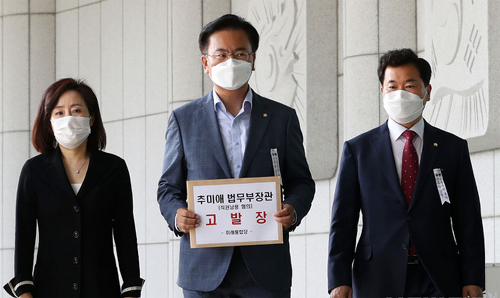 ▲ 미래통합당 의원들이 9일 오전 서울 서초구 대검찰청에서 추미애 법무부 장관 직권남용 혐의 관련 고발장을 제출하기 위해 민원실로 향하고 있다. 왼쪽부터 미래통합당 전주혜, 유상범, 김승수 의원. <사진제공=뉴시스>