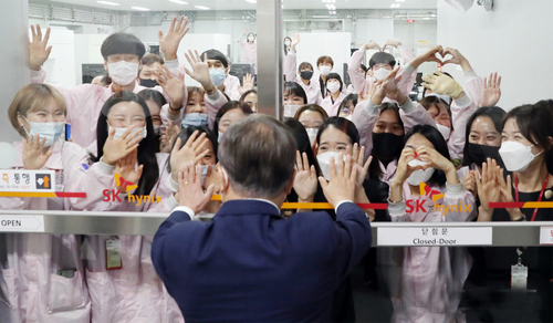 ▲ 문재인 대통령이 9일 오전 대한민국 소재 부품 장비 산업현장 방문의 일환으로 경기도 이천시 SK 하이닉스 이천 캠퍼스를 방문, 포토레지스트 협력 공정 시찰을 마친 뒤 직원들과 인사하고 있다. <사진제공=뉴시스>