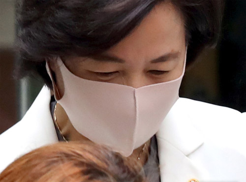 ▲ 추미애 법무부 장관이 10일 서울 광진구에 위치한 자택에서 나서고 있다. <사진제공=뉴시스>