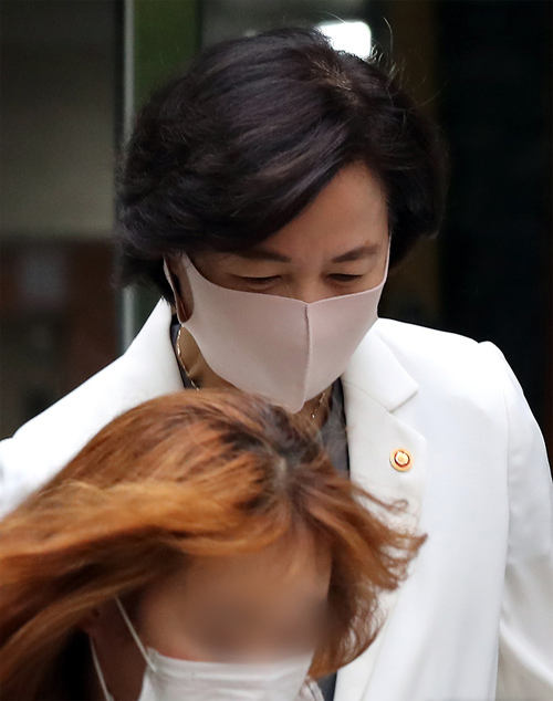 ▲ 추미애 법무부 장관이 10일 서울 광진구에 위치한 자택에서 나서고 있다. <사진제공=뉴시스>