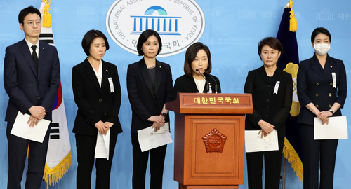 ▲ 전주혜 의원 등 미래통합당 국회의원들이 12일 오후 서울 여의도 국회 소통관에서 기자회견을 열고 故 박원순 서울시장 성추행 의혹 고소인에 대한 2차 가해 중단을 촉구하는 성명서를 발표하고 있다.<사진제공=뉴시스>