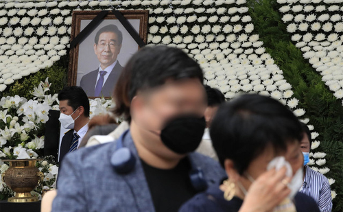 ▲ 시민들이 12일 서울 중구 서울광장에 차려진 고 박원순 서울시장의 시민분향소에서 조문을 마치고 이동하고 있다.<사진제공=뉴시스>