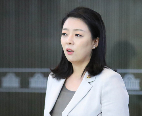 ▲ 배현진 미래통합당 원내대변인이 지난달 4일 서울 여의도 국회 예결위회의장에서 열린 미래통합당 제2차 의원총회를 끝내고 취재진의 질문에 답하고 있다.<사진제공=뉴시스>