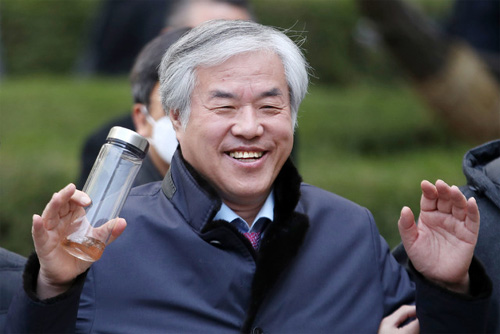 ▲ 전광훈 한국기독교총연합회장이 지난 2월24일 오후 서울 서초구 서울중앙지방법원에서 열린 공직선거법 위반 혐의 구속 전 피의자 심문(영장실질심사)을 마친 후 법정을 나서며 지지자들에게 인사하고 있다. <사진제공=뉴시스>