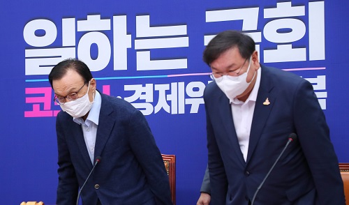 ▲ 더불어민주당 이해찬 대표와 김태년 원내대표가 15일 서울 여의도 국회에서 열린 더불어민주당 최고위원회의에 참석하고 있다. <사진제공=뉴시스>
