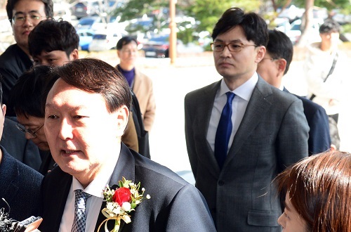 ▲ 지난 2월13일 당시 윤석열 검찰총장이 일선 검사들과 간담회를 갖기 위해 오후 부산 연제구 부산고검·지검을 방문해 소감을 밝히고 있는 가운데 한동훈 부산고검 차장검사가 뒤따르고 있는 모습. <사진제공=뉴시스>