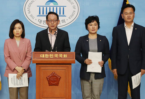 ▲ 미래통합당 김도읍 의원을 비롯한 법사위원들이 13일 서울 여의도 국회 소통관에서 현안 관련 기자회견을 하고 있다. <사진제공=뉴시스>