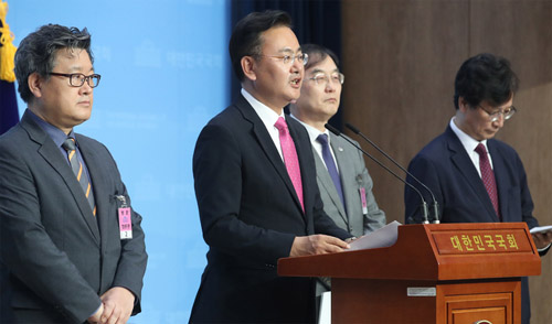 ▲ 검사 출신 유상범 미래통합당 의원이 지난 5월11일 서울 여의도 국회 소통관에서 한반도 인권과 통일을 위한 변호사 모임(한변), 사회정의를 바라는 전국교수모임(정교모) 등과 함께 '공수처법 헌법소원 심판 청구' 관련 기자회견을 하고 있는 모습. <사진제공=뉴시스>
