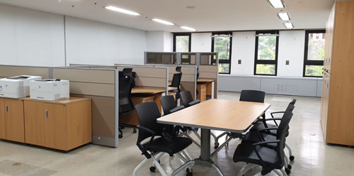 ▲ 고위공직자범죄수사처 설립준비단은 법 시행일인 7월 15일(내일)에 맞춰 출범할 수 있도록 업무처리 체계 설계, 조직 구성, 법령 정비, 청사 마련 등 인적·물적 시스템을 구축해 출범 준비를 마무리했다. 사진은 정부과천청사 5동에 마련된 공수처 사건관리담당관실. <사진=고위공직자범죄수사처 설립준비단 제공, 뉴시스>