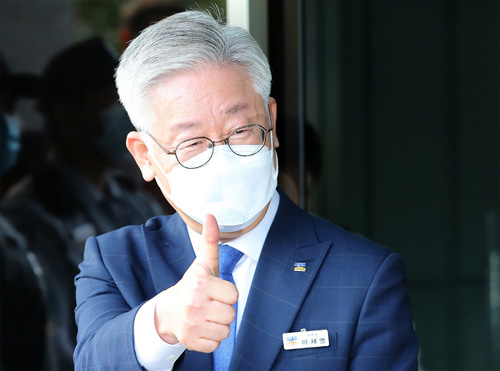 ▲ 대법원의 원심 파기환송으로 지사직을 유지하게 된 이재명 경기도지사가 16일 오후 경기 수원시 팔달구 경기도청에서 입장을 밝힌 뒤 지지자들에게 인사하고 있다. <사진제공=뉴시스>