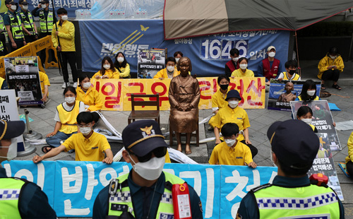 ▲ 반아베반일청년학생공동행동 소속 대학생들이 1일 서울 종로구 옛 일본대사관 앞에서 '일본군 위안부 문제 해결 촉구 수요시위'의 위치를 선점한 보수단체에게 소녀상 주변을 내어주지 않기 위해 연좌농성을 하고 있다. <사진제공=뉴시스>