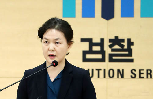 ▲ 이영림 서울남부지방검찰청 공보관이 지난 6월 8일 오후 서울 양천구 서울남부지방검찰청 브리핑실에서 신라젠 임원 관련 수사 결과를 발표하고 있다. 검찰은 유시민 노무현재단 이사장과의 연관성 의혹에 대해 "관련 정황이 없다"며 종지부를 찍었다. <사진제공=뉴시스>