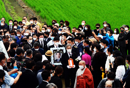 ▲ 고 박원순 서울시장의 위패와 영정이 13일 오후 경남 창녕군 장마면 인근 박 시장의 생가에 도착해 장지인 선친묘소로 이동하고 있다. <사진제공=뉴시스>