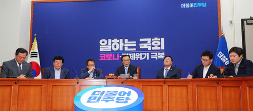 ▲ 이해찬 더불어민주당 대표가 17일 서울 여의도 국회에서 열린 더불어민주당 최고위원회의에 참석해 현안관련 발언을 하고 있다. <사진제공=뉴시스>