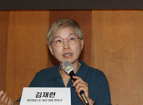 ▲ 고 박원순 서울시장에게 성추행을 당했다며 고소한 전 비서를 대리하는 김재련 변호사가 22일 오전 서울의 한 모처에서 열린 '박 시장에 의한 성폭력 사건 피해자 지원단체 2차 기자회견'에 참석해 입장을 밝히고 있다. <사진제공=뉴시스>