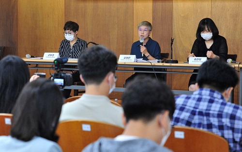 ▲ 김재련(왼쪽 두번째) 법무법인 온-세상 대표 변호사가 지난 22일 오전 서울의 한 모처에서 열린 '서울시장에 의한 위력 성폭력 사건 2차 기자회견'에 참석해 발언하고 있는 모습. <사진제공=뉴시스>