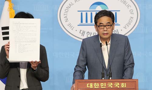 ▲ 곽상도 미래통합당 의원이 지난 6월 11일 오후 서울 여의도 국회 소통관에서 정의기억연대 마포구 쉼터 '평화의 우리집' 소장 손모 씨 사망 관련 기자회견을 하고 있다. <사진제공=뉴시스>