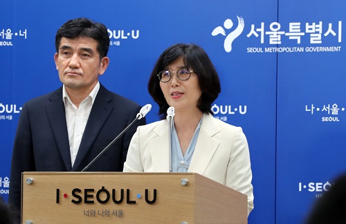 ▲ 송다영 서울시 여성가족정책실장이 지난 22일 오후 서울시청 브리핑실에서 고 박원순 전 서울시장의 성추행 의혹 피해자 지원 단체 2차 기자회견에 대한 서울시 입장 발표 후 기자들의 질문에 답하고 있는 모습. <사진제공=뉴시스>