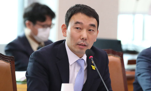 ▲ 김용민 더불어민주당 의원이 지난 6월 23일 서울 여의도 국회에서 열린 법제사법위원회 전체회의에서 질의하고 있다.<사진제공=뉴시스>