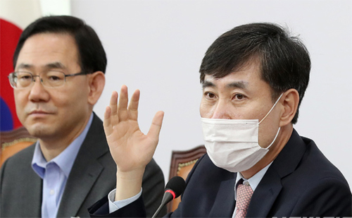 ▲ 하태경 의원(정보위원회 미래통합당 간사)이 28일 서울 여의도 국회에서 박지원 국가정보원장 후보자 인사청문회 관련 최종 입장을 발표하고 있다.<사진제공=뉴시스>