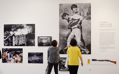 ▲ 2017년 6월 7일 서울 연세대학교 백주년기념관에서 열린 이한열 열사 30주기 특별기획전. 이한열 열사의 피격 전후의 상황이 담긴 미공개 사진이 전시됐다. <사진제공=뉴시스>