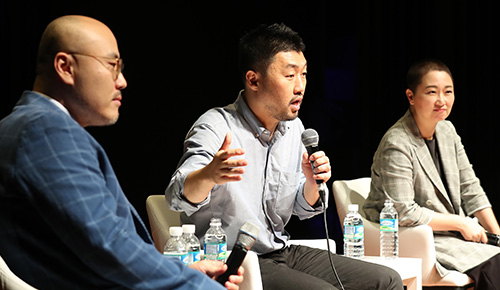 ▲ 지난해 9월 28일 당시 서울 서초구 흰물결아트센터 화이트홀에서 이정훈(왼쪽부터) 엘정책연구원 대표, 김상현 국대떡볶이 대표, 행동하는 자유시민 공동대표인 무소속 이언주 의원이 톡톡 양파까기 토크쇼를 진행하고 있는 모습. <사진제공=뉴시스>