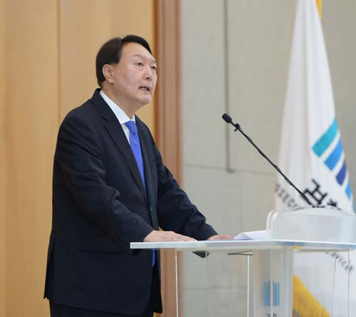 ▲ 윤석열 검찰총장이 3일 오후 서울 서초동 대검찰청에서 열린 신임 검사 신고식에서 발언하고 있다.<사진제공=뉴시스>