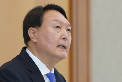 ▲ 윤석열 검찰총장이 3일 오후 서울 서초동 대검찰청에서 열린 신임 검사 신고식에서 발언하고 있다. 이날 윤 총장은 "법은 누구에게나 공평하게 적용되고 집행돼야 한다. 특히 부정부패와 권력형 비리는 국민 모두가 잠재적 이해 당사자와 피해자라는 점을 명심하고 어떤 경우에도 외면하지 않고 당당히 맞서 국민으로부터 위임받은 법 집행 권한을 엄정히 행사해야 한다"고 발언했다. <사진제공=뉴시스/대검찰청>