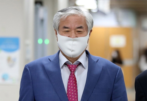 ▲ 공직선거법 위반 혐의 등으로 기소된 전광훈 한국기독교총연합회 대표회장 목사가 11일 오전 서울 서초구 서울중앙지방법원에서 열리는 3차 공판에 출석하고 있다. <사진제공=뉴시스>