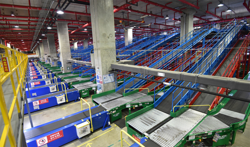 ▲ '택배 없는 날' 시행을 하루 앞둔 13일 오후 경기 광주시 CJ대한통운 곤지암 메가허브 내 컨베이어 시설이 텅 비어 있다. '택배 없는날'은 1992년 국내에 택배 서비스가 도입된 후 처음으로 시행되며 근로자들의 업무량과 근로시간이 급증해 휴식을 보장하기 위해 마련됐다. <사진제공=뉴시스>