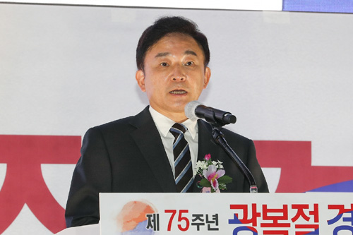 ▲ 원희룡 제주지사가 15일 오전 제주시 조천체육관에서 열린 제75주년 광복절 경축식에서 경축사를 하고 있다. <사진=제주도 제공, 뉴시스>