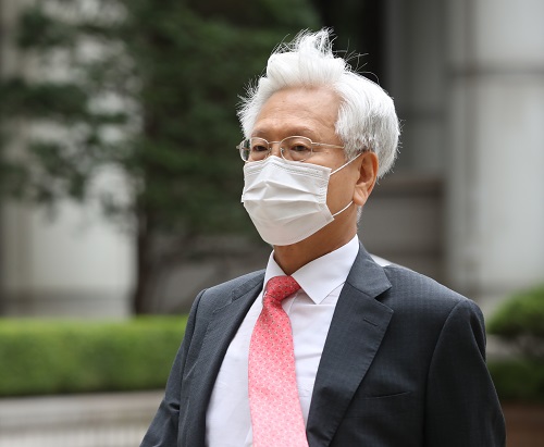 ▲ 문재인 대통령에 대해 '부림사건의 변호인으로서 공산주의자'라는 허위사실을 주장, 명예훼손 혐의로 기소된 고영주 전 방송문화진흥회 이사장이 27일 항소심 공판에 출석, 서울 서초동 서울중앙지방법원으로 들어서고 있는 모습. <사진제공=뉴시스>