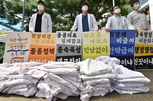 ▲ 전국의사 2차 총파업 첫날인 지난 26일 경기 수원시 아주대학교 병원에서 전공의들이 피켓을 들고 침묵시위를 하고 있는 모습. <사진제공=뉴시스>