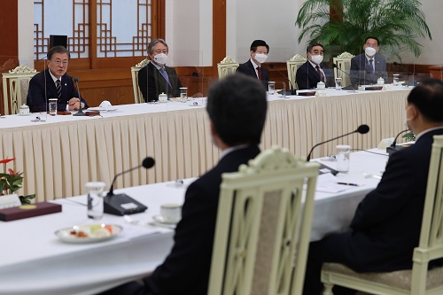 ▲ 문재인 대통령이 27일 오전 청와대 본관에서 열린 한국 교회 지도자 초청 간담회에 참석하고 있다.<사진제공=뉴시스>