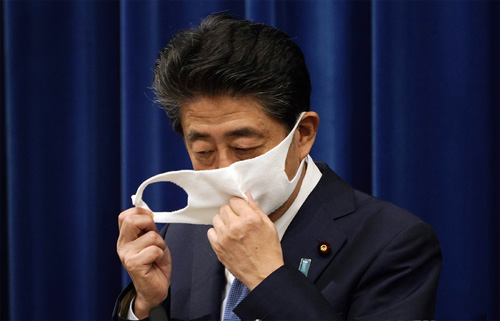 ▲ 아베 신조 일본 총리가 28일 도쿄 총리공관에서 기자회견을 열고 발언에 앞서 마스크를 벗고 있다. 일본 최장수 총리인 아베 총리는 지병인 궤양성 대장염 재발이 8월 초 확인됐다면서 총리직을 사임한다고 정식으로 밝혔다. <사진제공=뉴시스>