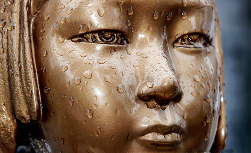 ▲ 일본군성노예제 문제해결을 위한 1450차 수요시위 기자회견이 열린 지난달 29일 서울 종로구 옛 일본대사관 앞 평화의 소녀상에 빗물이 맺혀 있다. <사진제공=뉴시스>