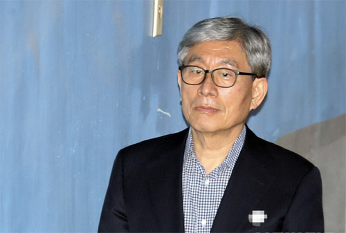 ▲ 원세훈 전 국정원장이 지난해 5월17일 오후 서울 서초구 서울중앙지법에서 열린 '특활비 뇌물’ 관련 8차 공판에 출석하고 있다. <사진제공=뉴시스>