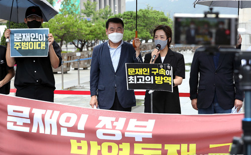 ▲ 815 비상대책위원회와 사랑제일교회 변호인단이 지난 8월 28일 서울 종로구 광화문광장에서 기자회견에서 열고 정부의 신종 코로나바이러스 감염증(코로나19) 방역 실패 인정을 촉구하며 전광훈 목사 등의 명예훼손에 대한 문재인 대통령 국민집단소송 의사를 밝히고 있다.<사진제공=뉴시스>