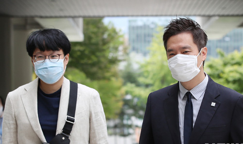 ▲ 인터넷에 허위사실을 올려 고(故) 백남기 농민 유족의 명예를 훼손한 혐의로 1심에서 벌금형을 선고받은 김세의(오른쪽) 전 MBC 기자, 만화가 윤서인이 1일 오전 항소심 선고에 출석하기 위해 서울 서초동 서울중앙지방법원으로 들어서고 있다. <사진제공=뉴시스>